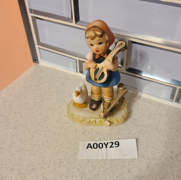 Vintage Figurine with Girl and Goose Collectors Items - Picture 9 of 9